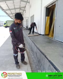 Teknisi Propestindo melakukan treatment pest control di PT Trifa Jaya Kasokandel Majalengka