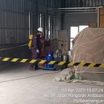 im Propestindo melaksanakan kegiatan fumigasi komoditi ekspor di PT. Simetris Cirebon menggunakan fumigation sheet di area gudang.