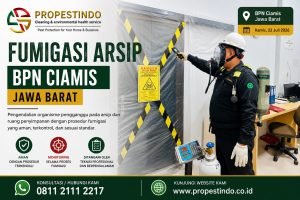 Teknisi melakukan monitoring kegiatan fumigasi arsip BPN Ciamis Jawa Barat