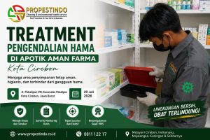Teknisi Propestindo memasang rodent bait station saat treatment pengendalian hama di Apotik AMAN Farma, Jalan Pekalipan VIII, Kecamatan Pekalipan, Kota Cirebon.